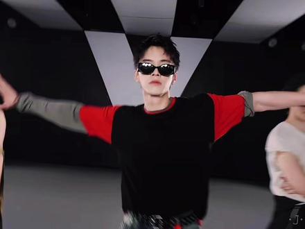 鱼烧就这么冷酷的跳完一整首 留我在这笑hhh#何与 #虞书欣 #网剧双轨 #何与跳舞 #paraparasakura