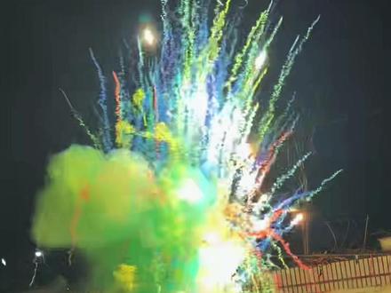 会生孩子的烟花和小七彩祥云的结合#烟花炮竹 #烟花秀 #烟花再美只是瞬间 #请你看烟花@常州笑笑 礼花分享