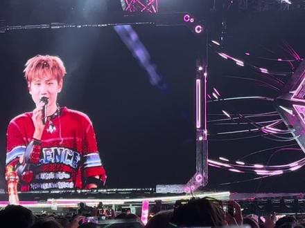 是谁这么宠粉?#汪苏泷新年演唱会
场外的观众就这样被他请了进来!#live现场
而舞台和无人机双buff让人目不暇接,👀不过来,根本看不过来!接着万人合唱《一笑倾城》,酣畅淋漓的回忆杀来了!#观众视角 #演出现场 #场外观众