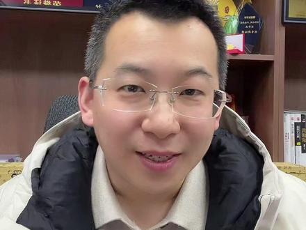 外国语初三联考 联考的化学难度也不小,选择题最后一个考质量守恒定律的灵活运用,如果说学生能想到元素质量守恒定律就会很简单,想不到计算量就非常大。解答题和实际生活联系很密切,有个题目考察汽车尾气的成分,默认是一氧化氮,但是题目没说,全靠积累;高中的化学方程式也涉及到了“过氧化钠和二氧化碳反应”;探究题思考量也大,尤其是“研究酸的性质”对学生基本功要求很高,必须全部掌握才行做出来最后一问;“碳酸钠和二氧化碳反应”的实验中也考查了“中和反应优先于复分解反应”这个中考必考点;学有余力的同学寒假里可以学一下氧化还原反应、物质的量的计算和钠,物质的量能帮助计算,氧化还原反应能帮助写陌生方程式,钠和酸碱盐这块有联系。
数学难点:最后两道压轴题达到中考难度,除此之外填空最后一个找规律(规律好找,关系式难求),另一个解直角三角形的实际应用(摩天轮问题,需先联想到圆心角),反比例应用综合第二问(也是跟圆的性质有关系),对于程度稍好的学生来说,能达到新一水平的学生,就算会的全做对,最多90出头,100以上的寥寥无几。
物理整体难度偏大,每个题都不是那么好做,出题格式跟25年中考卷一样,题量较大。
#联考 #初三 #考试#家长必读 #同城教育