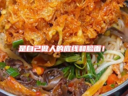 三勺螺蛳粉汤,泼没了自己的脸面和前途。保定螺蛳粉店“泼汤女”后续:不仅赔钱道歉,更惨遭全网“社死”!#保定螺蛳粉泼汤事件 #顾客往邻桌衣帽倒汤被监控拍下