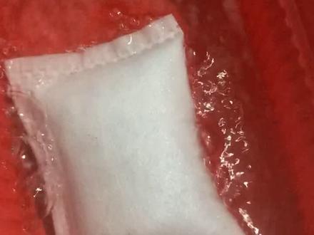 自热火锅原理是生石灰遇水,会释放热能并产生水蒸气,从而煮熟食物。