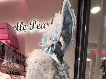 普通lo娘去线下看花与珍珠匣三丽鸥联名是什么感觉
是出花匣的店门口,钱包一下子就少了899的感觉#花与珍珠匣三丽鸥联名 #Lolita #lo裙安利 #lo娘 #Lolita点评