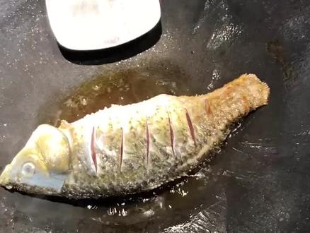 无论煎什么鱼,一定不要直接下锅,多加这一步,不粘锅、不破皮!