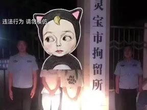 #想红想疯了 女子红绿灯下狂舞被拘~