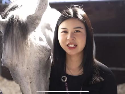 王韫婧在世锦赛第二场资格赛中,以零罚分完赛。这是中国队骑手首次在1.60米五星级比赛中收获零罚分。自2010年以来,中国队骑手共有16次出战这个级别的比赛,王韫婧再次创造了中国马术的新纪录。👍🇨🇳