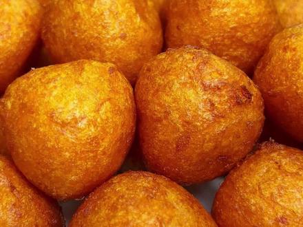 外脆里糯的地瓜丸,软糯香甜,老好吃啦。#地瓜丸 #在家做美食 #美食教程