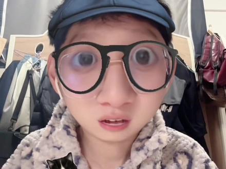 烧晕了 发狠了 忘情了 没命了
我在草原用烂麦
#乌兰图雅 #审美积累 #我站在草原望北京