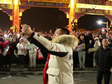 宋晓峰把兄弟情唱暖了,富锦的灯火把游子路照亮了!