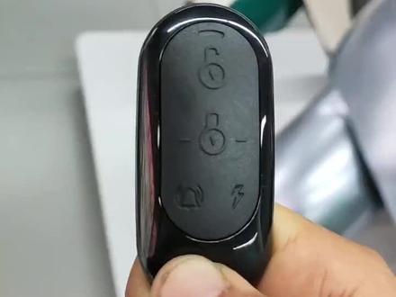 今天教大家一个电动车遥控器的使用#雅迪电动车 #好物推荐🔥 #詹营雅迪 #欢迎新老客户的光临 #诚信经营 #质量杠杠的好 #每天推荐好车 #天生能跑双倍质保 #绿色出行低碳又环保 #带你懂车 #新国标电动车 #精修电动车 #总有一款适合你