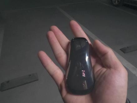 姐妹们!今天必须来炫一下我的小鹏G7数字钥匙🔑 真的是用了就回不去的神仙功能!
🎯 UWB精准定位,真·无感解锁体验
9米外就开始迎宾亮灯,仪式感拉满✨
4米内自动解锁,走到车边门已开好,丝滑到不像话!
遥控泊车更是绝绝子:
长按泊车键启动(后视镜自动折叠+双闪开启)
长按上锁键 = 车子前进
长按解锁键 = 车子后退
短按任意键随时退出
以前觉得自动泊车已经很牛了,现在发现站在车外遥控车子前后移动才是真的爽!看着自己的车像听话的大玩具一样缓缓滑出车位,那种掌控感,简直就像在玩一台超昂贵的遥控赛车!🎮💨
狭窄车位终于不再是噩梦! 再也不用在缝隙里挤车门、侧身爬进车里了,优雅从容地等车"自己走出来"——这体验,谁用谁知道!