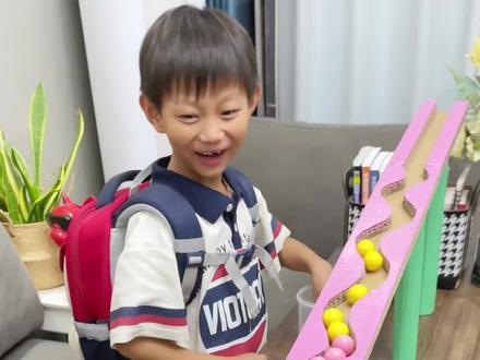 自制轨道过山车玩具,小朋友放学回家玩的不亦乐乎#手工diy #亲子时光 #让孩子远离手机 #自制玩具 #纯手工打造 @我是小宝乖