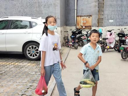 姐弟俩给姐姐送蔬菜,孩子们玩的兴高采烈,二丫热情挽留吃饺子 #姐弟 #全职妈妈一拖二日常 #萌娃