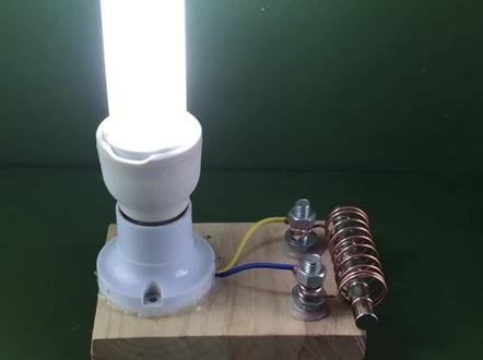 法拉第都很好奇,用磁铁驱动的发电装置,居然能让灯泡常亮不灭 #磁铁发电#小发明 #手工diy #家庭电工 #儿童玩具 @DOU+小助手