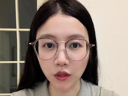 美国官方正式落地重磅移民新政,沿用几十年的境内就地申请绿卡通道全面收紧。数百万在美留学生、H1B打工人、多年排期家庭集体被波及,回国办申请暗藏3年、10年甚至终身无法返美的致命陷阱。普通人低成本留美拿绿卡的时代,彻底宣告终结。转发给所有在美国生活、排队绿卡、有赴美计划的家人朋友,千万别踩坑浪费多年心血。#申请美国绿卡须返回原籍国提申请 #美国政府宣布重大政策变更#绿卡申请