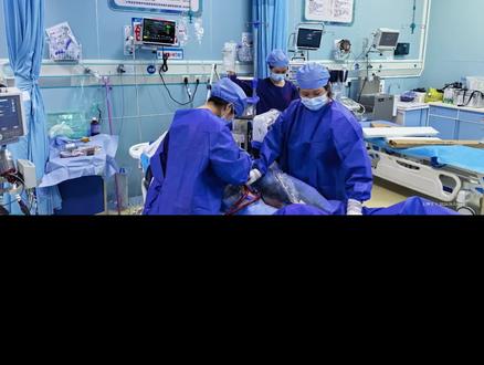 中午接到急诊电话又一位58岁男性患者因呼吸心跳骤停,急性心肌梗死,心源性休克需要上ECMO治疗,我科ECMO团队火速到达急诊科后争分夺秒上台,13:28分开始手术,13:38分ECMO顺利转机,紧接着行颈内深静脉穿刺置管抗休克治疗及颈内动脉穿刺置管Picco监测,用时49分钟搞定所有操作顺利下台行CT检查,术毕安全回到ICU。特此感谢急诊科的兄弟姐妹们第一时间给予患者气管内插管呼吸机辅助呼吸保证机械通气给患者争取了宝贵的时间以便于我们团队进行ECMO上机治疗。这是三天内我科连续收治第二例呼吸心跳骤停患者,现在呼吸心跳骤停的病例发生的越来越频繁并且患者已经偏向年轻化,在此我想给大家普及一下如果有胸闷气短并伴有心前区疼痛,向肩膀、后背放射性疼痛并且冒冷汗、恶心呕吐,呼吸困难有濒死感一定要立刻静止休息并含服硝酸甘油,并且立即拨打120前往医院就医,一定不要错过最佳抢救治疗时机,切记切记!最后希望患者早康复,也希望所有看到此视频的人都健健康康!#医生 #医学科普 #健康 #健康科普 #上热门🔥
