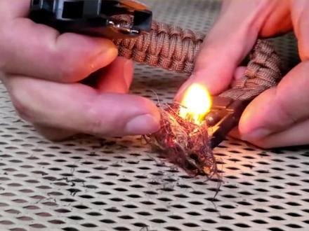 没想到简单的户外手链 却有如此多用处 没想到!这么简单的户外手链,却有如此多用处。#户外求生 #露营装备 #户外工具 #打火石 #户外用品