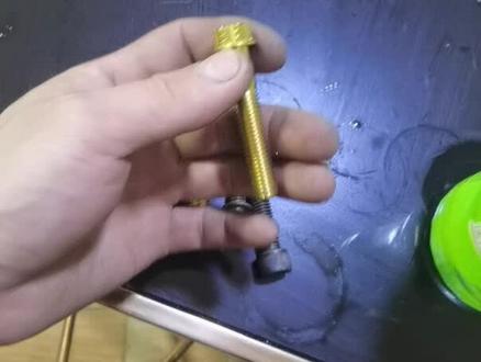 说下正常世面上用的钛螺丝 正常都是tc4基本材质 强度和普通8.8强度一样 普通螺丝容易生锈不好看 不协调 玩钛螺丝需谨慎。选着 车上默些部位 螺丝强度要求8.8以上 这些位置就不适合用 普通tc4级别螺丝。@DOU+上热门 钛螺丝优点轻 加工精度高 帅。缺点就是不易安装