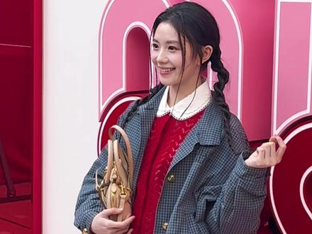 #刘浩存 双麻花辫造型完全甜妹来的 敲可爱