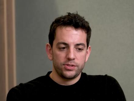 如何通过 Codex 实现编码自动化 如何才能让 Codex APP 编程一个像 OpenClaw 一样的 “自动化” 的编码助手?来自 Codex 团队的 Andrew 把工作中那些最不想做、但又绕不开的事情,基本都交给 Codex APP,让它自动化处理。
最简单的一类 “自动化” 是信息汇总。每天早上,Codex 会自动查看过去一天代码仓库里的提交记录,把谁做了什么、完成了哪些事情、有没有需要注意的变化整理好,直接呈现在应用里。效果有点像一个只属于自己的技术早报,打开就能知道昨天发生了什么,不需要再翻 Git 记录或消息。
接下来一招是让 Codex APP 对自身能力的改进。Andrew 给 Codex 配了一个夜间运行的自动化,用来回顾前一天技能和脚本的使用情况。如果某个技能出错了,脚本跑得不顺,或者有明显可以优化的地方,Codex 会自己去修正。人去睡觉了,工具在后台学习,第二天醒来用起来就顺了一点。
还有一类自动化能够减少沟通成本。Codex 会定期回顾和使用者之间的交互,看有没有反复解释的问题,或者因为缩写和习惯不同造成的误解,然后把这些内容更新到个性化设置和相关文档里。时间久了,工具会越来越贴合你的工作方式。
在更复杂的场景里,Codex 还能接管问题排查。比如和 Sentry 集成后,它会按照固定频率挑选优先级最高的错误或性能问题,结合日志、Source Map 和代码库来分析,然后尝试修复。关键是它有记忆,不会每次都盯着同一个问题反复提 PR,而是知道上一次处理到哪一步。
对很多工程师来说,最消耗精力的往往是 CI 失败和合并冲突。Andrew 的做法是让 Codex 定期检查所有未合并的 PR,找出因为 lint、测试或分支更新导致的问题,自动更新 base 分支,并在理解各自改动意图的前提下解决冲突。目标只有一个,让 PR 保持可合并状态。
这些自动化都有几个共同点。它们是按计划运行的,不需要人盯着。它们会带着上下文持续工作,而不是每次从零开始。更重要的是,它们把人从重复、零碎、容易让人分心的事情中解放出来,让注意力留给真正需要判断和创造的工作。
#氛围编程 #CodexAPP #编码助手 #AI技术 #AI教程