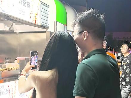 400万粉丝大网红狗头萝莉来我们大庐江了!#狗头萝莉 #路人视角 #偶遇网红