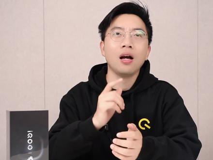 今天戈化身游戏主播,来给你介绍“游戏直播神器”#iQOO15Ultra 的使用方式和体验
超便捷:使用它,可以给你带来“一键开播投屏0门槛,直播超稳超清晰”的使用体验
超专业:「iQOO游戏直播助手」帮你“一键回放神操作,二创涨粉很轻松”
超流畅:行业唯一「七大头部游戏+144帧直播+无限稳帧」的极致流畅视效体验
使用它开游戏直播,你也可能是下一个百万主播!