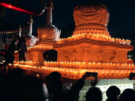 12月14日(周日),西安城墙西北角的广仁寺将迎来一年仅一次的燃灯节,作为陕西唯一藏传格鲁派寺院,康熙敕建的古刹里,万盏酥油灯点亮梵音,既有信仰的庄严,更藏着古都冬日最治愈的浪漫,这份吃住行拍全攻略,帮你解锁完美行程~
🌟 核心信息(必看不跑空)
• 时间:8:00-21:00(平日17:30闭园,燃灯节延长开放),白天诵经法会,傍晚点亮酥油灯(建议15:00前到场,排队预计2-3小时,带好吃喝用品)
• 地址:莲湖区西北一路152号(明城墙内西北角)
• 门票:免费!无需预约,直接入园
• 交通:优先选公共交通,1号线【玉祥门站】D口出步行1km,或703路公交直达【广仁寺站】;自驾易堵车,早到可沿顺城北路西段找路边车位
🙏 祈福全流程(仪式感拉满)
1. 入园福利:门口免费领矿泉水、湿纸巾,大门外自助机扫码领香火,财神庙旁可免费领黄财神卡片,入口处还能结缘金刚结手环
2. 转经祈福:绿度母殿走廊44个转经筒,顺时针转完一圈,祈愿增福增慧
3. 燃灯祈愿:寺内可请购酥油灯(约10元/盏),双手轻捧默念心愿后摆放在指定区域,万盏灯火汇聚成星河超壮观,主持还会为众生祈愿国泰民安
4. 额外体验:红墙旁自助机20元购祈福牌,写下心愿挂墙;寺院还有编金刚结、领手抄经等公益活动,可随缘参与
📸 出片机位(随手拍大片)
• 经典款:红墙映金顶仰拍,藏风氛围感拉满;经幡飘动时拍白塔,光影交错超出片
• 燃灯专属:手机贴地拍灯海倒影中的白塔,氛围感绝了;绿度母殿拐角举灯框半脸,瞳孔里满是星光;红墙投影处动态模糊走过,拍“穿越时空”幻影
• 穿搭建议:浅色系或新中式服饰,搭配围巾手套(保暖又上镜),忌短裙、露肩装,尊重宗教场所礼仪
💡 实用小贴士
1. 冬夜严寒,穿防滑保暖鞋履+厚外套,围巾手套必备,抵御晚风
2. 殿内保持安静,禁用闪光灯拍照;燃灯区域勿喧哗、不踩踏灯盏、不随地丢垃圾
3. 入寺建议从左往右游览,遵循宗教礼仪,转经筒、绕场均顺时针进行
4. 人流量极大,注意随身物品安全,22:00后部分殿堂关闭,合理规划时间
长安的冬风再冷,也抵不过广仁寺的万盏灯火。这个周末,赴一场光明之约,让酥油灯火暖透寒冬,所求皆如愿~