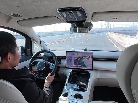 开银河V900跑了一趟长途聊聊感受 吉利银河的首款增程混动MPV银河V900是今年1月上市的新车,最近有机会开着这台车跑了一趟长途,主管的聊聊驾驶感受如何。#吉利银河V900 #银河V900 #MPV #试驾感受