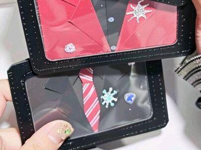 【双高卡片教程part.1】
本期视频长达4分钟,进度却不可思议的低达一套衣服。。。
这两天没时间,大家不要冲动制作,两个人的衬衣部分有些许不同,part.2会更新细节不同以及胸针做法
#双高胎 #高超高越 #手工 #教程