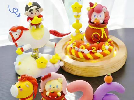 快来学❗自制3款2026马年新年手工✨ 粘土教程 新的一年快到啦~可以开始自制手工礼物啦
今天分享3款的简单又可爱的马年手工礼物~
1、小马宝莉福袋摆件,底座会发光哦,福气满满
2、第二款是福袋柔柔的2026,用粘土做的数字小马,组成的新年摆件 ,可以做停车牌哦~
3、第三款是蜡笔小新摇摇马。灵感来自《蜡笔小新》小新露营系列盲盒,新年礼物做好了,和闺蜜去逛TOPTOY门店时候发现《蜡笔小新》小新露营系列盲盒 ,时尚系列小新,超酷的,可爱鼠了~捏个同款红色搭配浅卡其色裤子小新,坐着心爱的摇摇马,活力满满。新的一年,开始期待春天了,一起和酷酷的新酱露营吧~
.
冬日的多巴胺,可以做桌面小摆件,简单又治愈~
巨简单,有手就会,快试试看叭~
期待交作业哦~
.
【手工DIY材料】
1、发光的盲盒罩
2、超轻粘土
3、新手小白工具
✨
.
冬天来啦,元旦快到了,宅家做冬天手工,亲子时光做亲子手工,一起用超轻粘土做简单可爱2026马年手工相框画吧
.
一起来实现手工自由吧!
.
非遗手工/非遗捏面人//小马宝莉手工/2026年手工/马年手工/新手手工/手工礼物/节日手工/开学季手工/粘土场景制作/小红书手工友好季/手工友好指南/结婚手工礼物/萌物手工/超轻粘土手工#粘土 #手工diy #超轻粘土手工 #手工 #手工diy制作