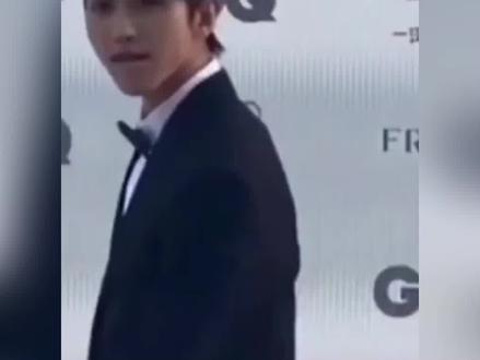 有时候很难不笑出声·····2023年是#方头明 宇宙年吧····#这该死的魅力 #这谁顶得住啊 #男明星