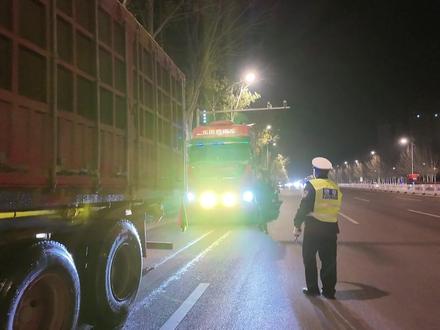 车牌下安装强光灯?违法又危险!#严禁非法改装