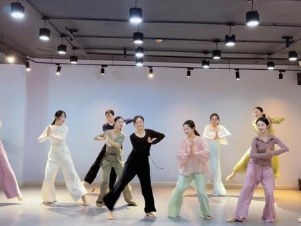 网瘾小一点的都不知道我们在干嘛 #禅者行脚舞蹈挑战 #禅者行脚 #好摇不挑曲 #佛跳墙 #清冷佛子