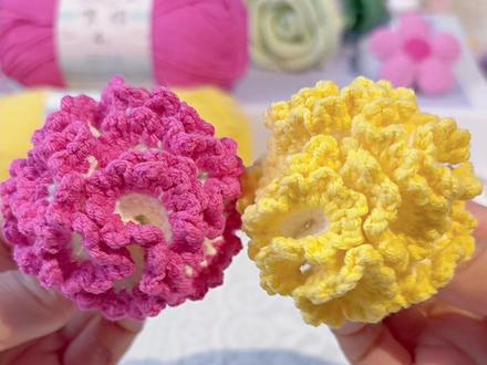 一体钩织渐变康乃馨|三分钟简易版花朵视频教程,花托和花朵是连在一起钩织的~比较简单省时,🧵线材:@苏苏姐家官方旗舰店 唯棉四股,颜色:06乳白,63玫红,70鹅黄,77苹果绿,钩针:2.0mm。#钩织教程视频 #这也能开播 #手工钩织花朵 #手工钩织 #康乃馨
