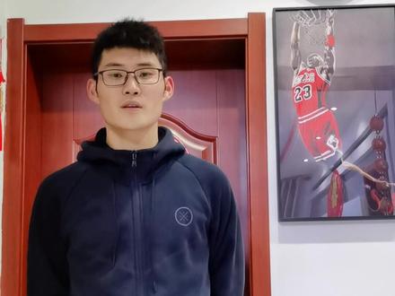 #tproc30天弹跳真相 @Tproc 我找的身边最接近标准框高度的一个篮筐302cm,它篮板上有刻度330cm,我把直径3㎝的棍子放在了330cm刻度上边,助跑摸高把棍子打了下来,如果被天哥选中,一个月后我还可以用这个刻度为参照物去摸高,看长了多少弹跳。光脚身高183cm,穿鞋身高185cm,穿鞋站立摸高237cm。每个打篮球的男生都有一个扣篮梦,抓筐的有很多,能勉扣的也不少,我想跟着天哥的计划,一步一个脚印,循序渐进,正确的方法加上坚持不懈的用脑训练。先能自抛自扣,再上三步扣篮,再加动作……没有最好,只有更好!莫忘少年凌云志,曾许人间第一流!愿篮球梦不留遗憾,愿天哥被更多的扣篮爱好者所了解,所信赖。更多人在天哥的帮助下完成扣篮梦🏀