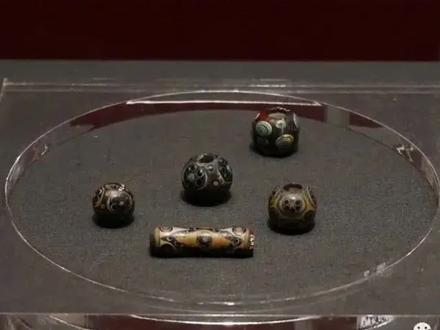 “随侯珠”“蜻蜓眼”的出土说明了什么? (楚国风物之四十七)
楚国的贸易活动不仅遍于诸侯列国,有可能与更远的外部世界也发生了贸易联系。1978年,湖北曾侯乙墓出土了173颗“蜻蜓眼”,这便是世人所谓的两大珍宝“随珠和璧”中的“随侯珠”。曾侯乙墓出土的蜻蜓眼,经检测由域外而来。西亚“蜻蜓眼”传入中国后,中国工匠在学习制作的同时,亦进行了大胆改良,使这一舶来品更符合中国王公贵族的审美观。战国中期楚人已能自制蜻蜓眼琉璃珠,工艺水平不输西方,甚至还有创新,荆州博物馆藏展出的几件蜻蜓眼琉璃珠就是典型的楚系琉璃珠。
#楚国 #楚史 #楚文化 #楚墓#楚文物 #楚王#楚学#淮楚#国学 #传统文化#中华文明#寿春城#楚考烈王#春申君#黄歇#淮南武王墩#寿县古城#人性#权力#春秋战国@人性@权力@楚国@楚史@淮南武王墩@楚文化@楚王@楚学@淮楚@国学@传统文化@中华文明@春秋战国