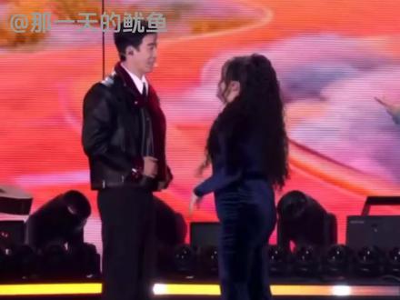 李川求婚锤娜丽莎:好幸福的一对~#锤娜丽莎#李成#求婚现场 #浙江卫视跨年晚会