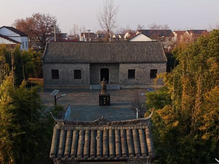 程长庚故居 在安徽省安庆市潜山市王河镇程家井村,一座白墙黛瓦的徽派建筑静立于此,这就是"京剧鼻祖"程长庚的故居。故居坐北朝南,面阔两间,二面坡屋顶,覆以"簸箕瓦",典型的清代中晚期皖西南民居风格,占地约115平方米。
程长庚(1811-1880),名椿,字玉珊,为宋代理学家程颐51代裔孙。他从这里走出,进京创立京剧,被誉为"徽班领袖"。2016年,当地政府复建此故居,内设生活展区与图文展区,还原大师生活场景,展示其"融合徽汉、奠基京剧"的不朽功勋。
这座朴素的宅院,见证了中国京剧艺术的诞生,承载着一个民族的文化记忆。#程长庚 #程长庚故居 #京剧鼻祖程长庚 #京剧 #王河镇