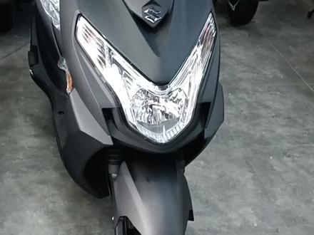 铃木UE125T踏板车的大灯灯光高低的调节。
#铃木uy125测评 #铃木uy125 #济南铃木#摩旅