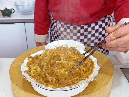 年夜饭开胃菜,酸菜炒粉!粉条不坨不糊,就用老厨的绝招!超下饭 #酸菜 #年夜饭 #东北菜 #家常菜 #美食趣胃计划