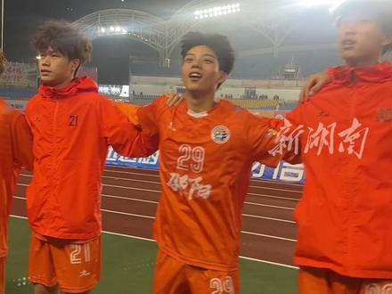 这一夜,邵阳队终于拿下3分:胜利,是拼出来的答案!
新湖南记者 黄亚苹 张浩 周洋 袁红霞 李致远 顾荣 昌小英
11月16日,湘超第10轮排名竞争进入白热化,邵阳主场1:0战胜湘西队。下半场,18号球员孙利俊雄利用角球机会破门,帮助邵阳队拿下3分。
回顾湘超征程,邵阳队一路走得并不轻松。前9轮鏖战中,他们多次在逆境中咬牙坚持:首轮主场迎战湘潭,邵阳队唐于尧在伤停补时阶段以一记坚决的头球绝杀,将“湘E”不屈的意志刻进比分2:1;随后几轮虽屡屡受挫,但球员们始终未失斗志。每一次奔跑、每一次拦截、每一次倒地再起身,都是邵阳精神最真实的写照。
当终场哨响,体育中心化为欢庆的海洋。这场久违的胜利,是邵阳队时隔两个月再次全取三分,积分来到11分,重燃冲击8强的希望。从第11轮开始,邵阳队将连续迎来2个主场作战,分别对战长沙、郴州,同时在13轮客场对阵怀化,继续拥有追分的动力。
这一路坚持与拼搏,邵阳队球员展现了雪峰山下“宝古佬”们不屈的精神底色。(编辑 陶黑黑)#湘超