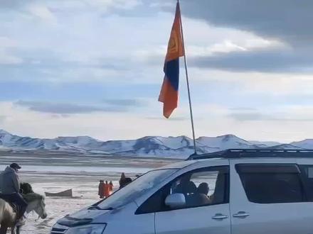 从1911到1946年,无数中国仁人志士都曾想方设法阻止外蒙独立,但最终在历史的长河中,在内外部因素的影响下,我们失去了外蒙。1913年9月18日中国北洋政府的外交总长孙宝琦与俄国签署《中俄声明文件》。1921年7月6日苏联红军攻占库伦消灭了白俄军,7月11日外蒙古建立亲苏的君主立宪政府。1924年4月17日哲布尊丹巴活佛过世,当年11月26日,在共产国际与苏联支持下,蒙古人民党宣布废除君主立宪制度,改建共和,成立“蒙古人民共和国”。1945年2月11日,以美英为首的同盟国为争取苏联加入对日本作战的行列,在未通知中国政府的情况下与苏联签署雅尔塔密约,将涉及外蒙古、旅顺、大连、新疆等中国权益通通让渡给苏联,以之成为吸引苏联出兵日本的筹码。中国的利益再一次被出卖。1945年8月14日《中苏友好同盟条约》签署,中方同意在“苏联出兵击败日本、3个月内从东北撤军、尊重东北的主权领土完整、不干涉新疆的内部事务”等条件下,允许外蒙全民公投决定是否独立。1946年1月5日,中华民国政府承认了外蒙古独立,并邀请外蒙的代表到陪都重庆商谈建交事宜。在没有中华民国参加的情况下,于1945年2月11日与苏联签订《雅尔塔协定》,让外蒙古独立。之后,外蒙古的唐努乌梁海地区归属于苏联。自此,中国失去了156万平方千米的领土,相当于德法英以四个国家领土总和,这也成了国人心中永远的痛!#旅行推荐官 #抖音看世界 #历史#蒙古#记录真实生活