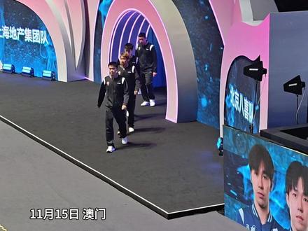 11月15日,澳门。全运会乒乓球男团小组赛A组,上海vs北京,双方球员入场,樊振东因备战男单决赛缺席。比赛在马龙和许昕的击掌下拉开序幕。