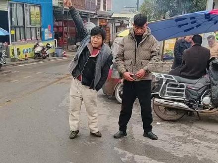 玛依不大,创造神话,我为玛依扛大旗,四面八方都是敌。挖机是我的好兄弟,我是他的一面旗。