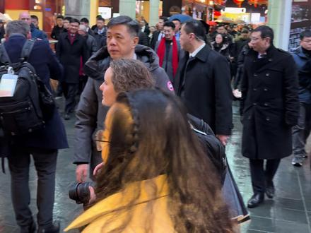 在豫园灯会偶遇英国首相斯塔默 #在豫园灯会偶遇英国首相 #天啦噜在豫园灯会遇到大人物
#英国首相打卡豫园灯会 #2026上海豫园灯会