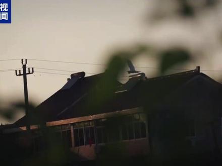 王俊凯新歌《遥遥故乡》温暖上线 #制作家新歌速递 新春佳节将至,由@央视新闻 与腾讯音乐集团联合出品,青年歌手、演员#王俊凯 温暖献唱的歌曲《遥遥故乡》已在腾讯音乐娱乐集团旗下QQ音乐、酷狗音乐、酷我音乐重磅上线。故乡遥遥,归途暖暖,愿歌声穿过山海,陪你奔赴每一程团圆。#王俊凯新歌遥遥故乡上线 #王俊凯唱给回家路上的你