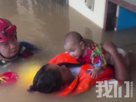 泰国洪水中母亲仰面漂浮用胸口托举孩子 有巨蛇在水中游动