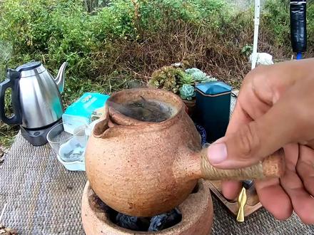 冬子把川妹妹和邻居妹妹同时约到自己山庄开茶话会,彼此认识一下