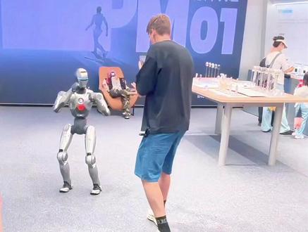 完蛋了,老了当不了保安了#众擎机器人 #众擎T800