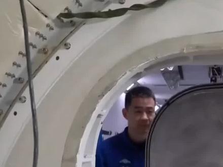 神二十乘组踏上回家之旅!神二十一载人飞船顺利撤离空间站组合体
据中国载人航天工程办公室消息,北京时间2025年11月14日11时14分,神舟二十一号载人飞船与空间站组合体成功分离。
后续,神舟二十一号载人飞船返回舱将在地面指令控制下择机再入返回,航天员陈冬、陈中瑞、王杰即将踏上回家之旅。
前期,在拍照判读、设计复核、仿真分析和风洞试验的基础上,经综合评估,神舟二十号载人飞船返回舱舷窗玻璃出现细微裂纹,最大可能是受空间碎片外部冲击导致,不满足载人安全返回的放行条件。神舟二十号载人飞船将继续留轨开展相关试验。
原标题:《神二十乘组踏上回家之旅!神二十一载人飞船顺利撤离空间站组合体》
栏目主编:施薇 文字编辑:孔韬
来源:作者:央视新闻客户端